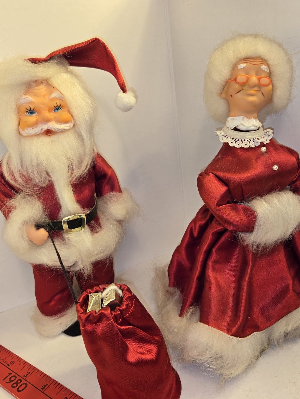 RARE 11" tall Figurines Bright eyedSanta and Mrs. Claus with red spectacles